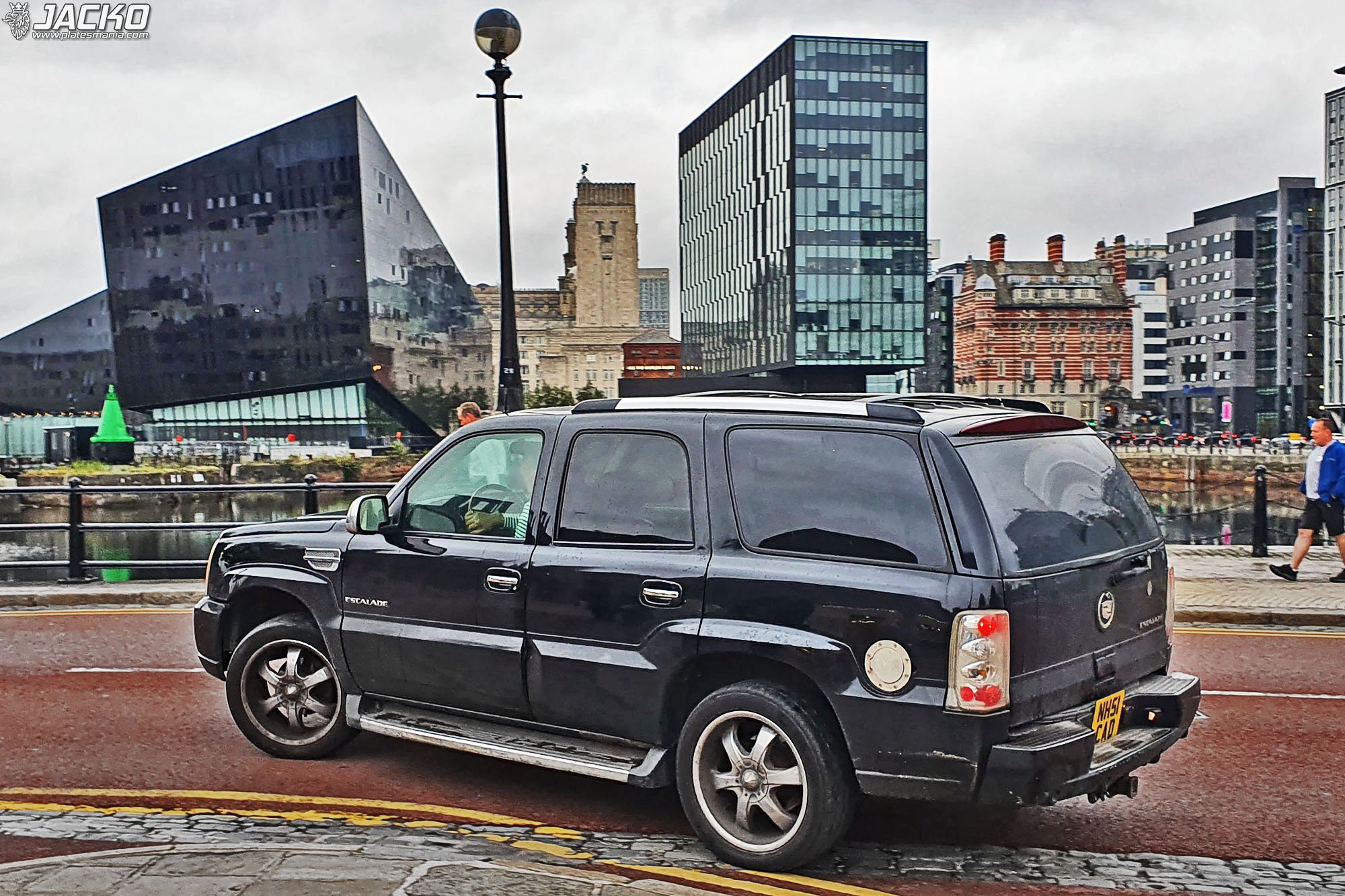 NH51CAD, Cadillac Escalade 2nd gen (GMT820), 2001–2006