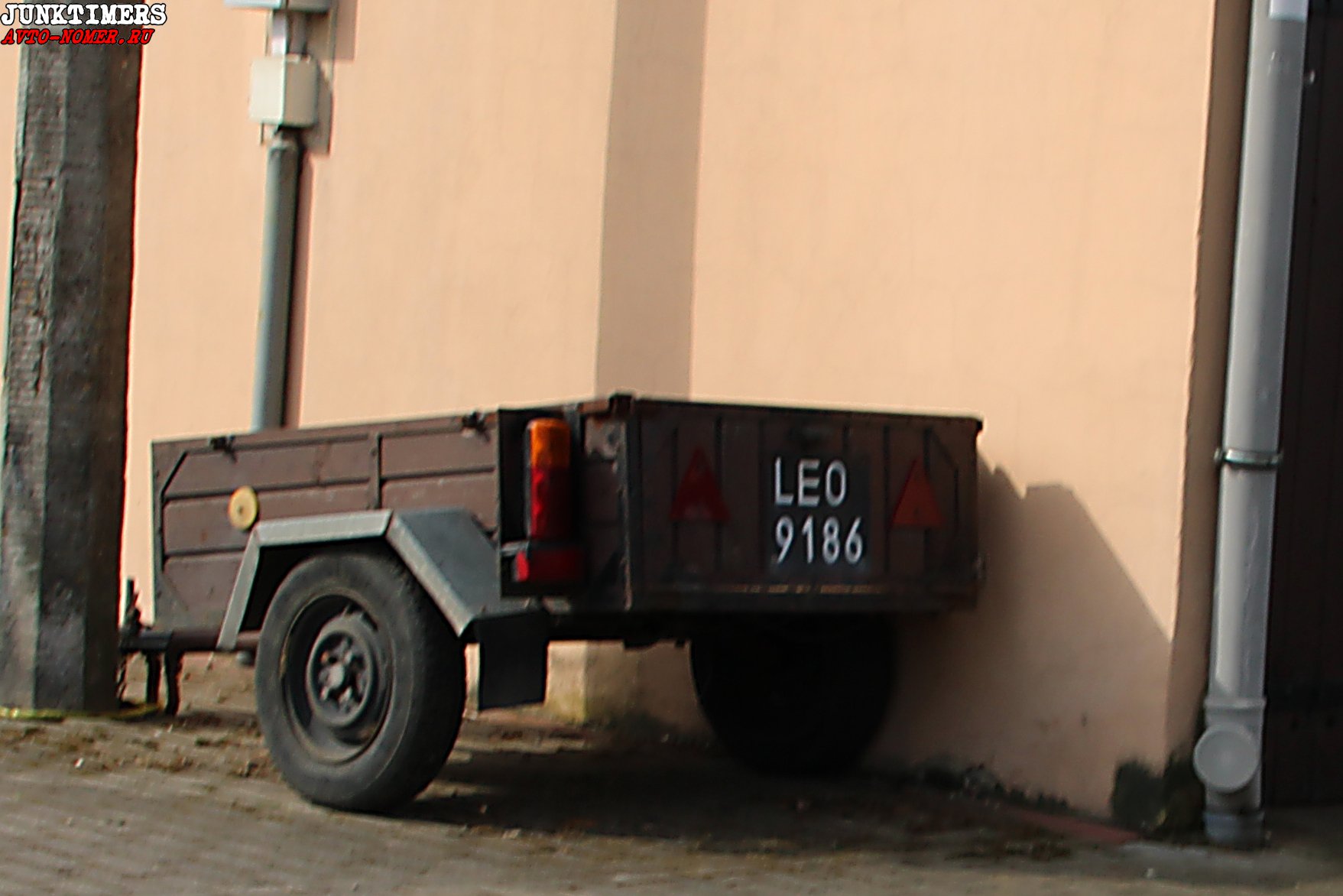 LEO 9186, Home-made vehicle 