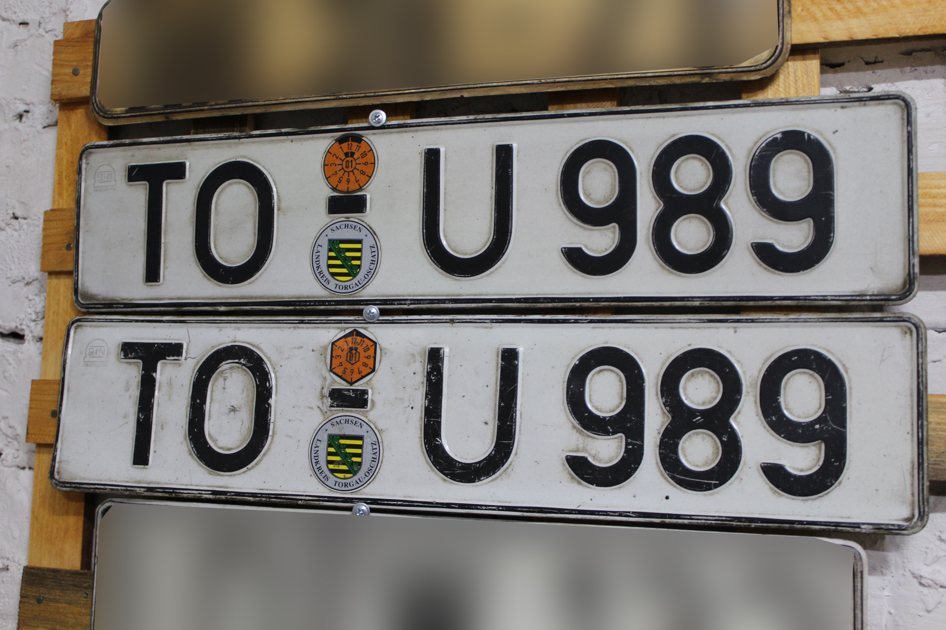 TO U 989, License plate without vehicle 