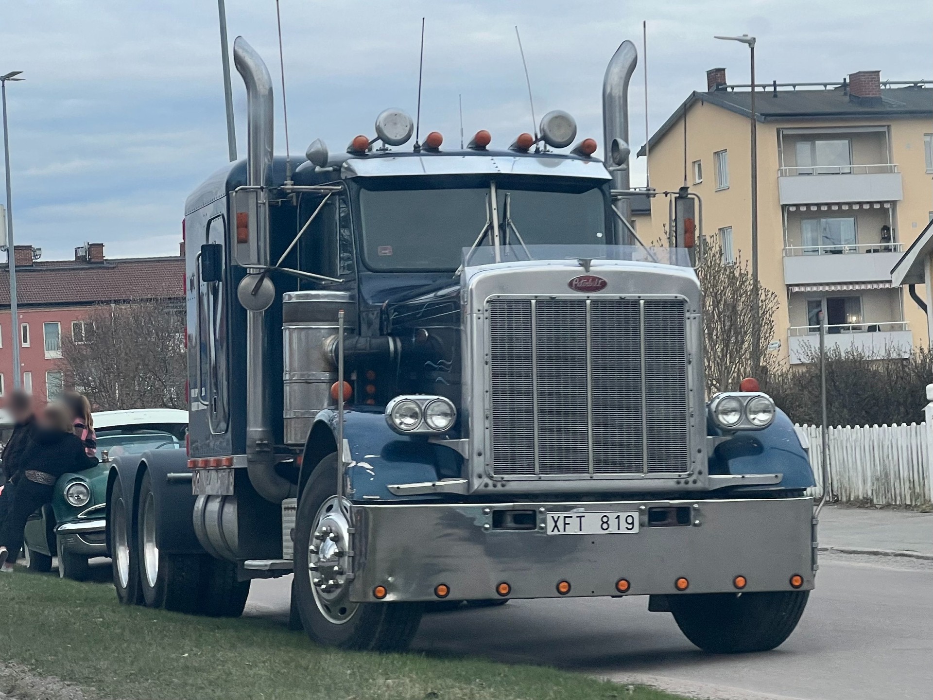 XFT 819, Peterbilt 359 