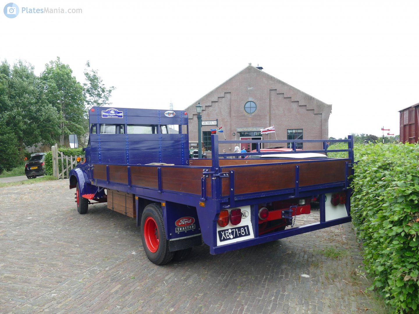 XB-71-81, Ford Thames Trader 