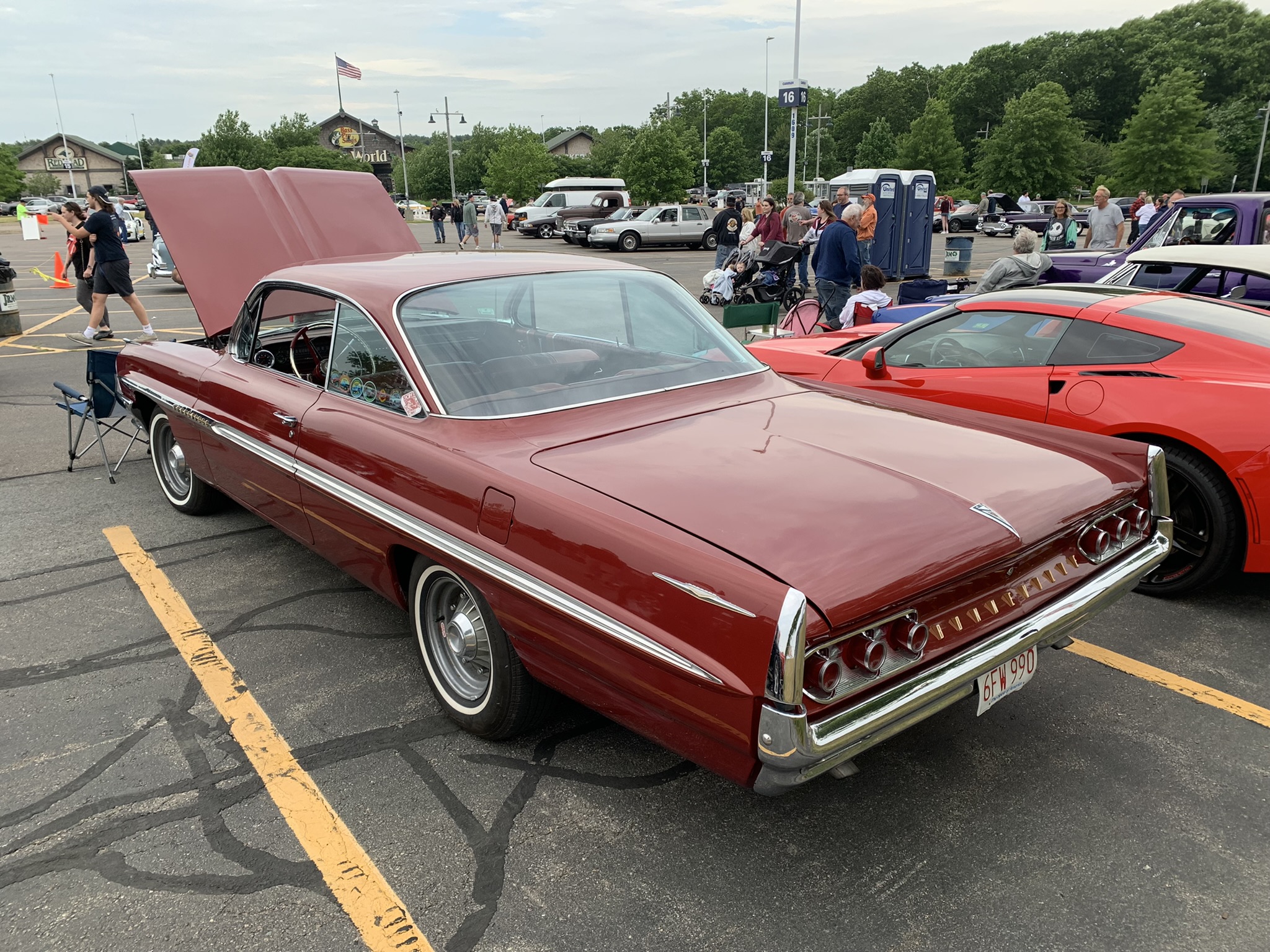 6FW 990, Pontiac Bonneville 3rd gen 1961 2-door Hardtop (2837; B-body), 1960–1961