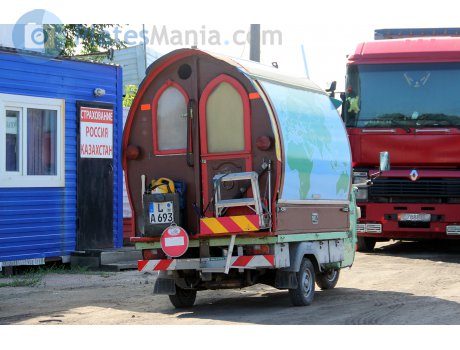 L A 693, Piaggio Ape