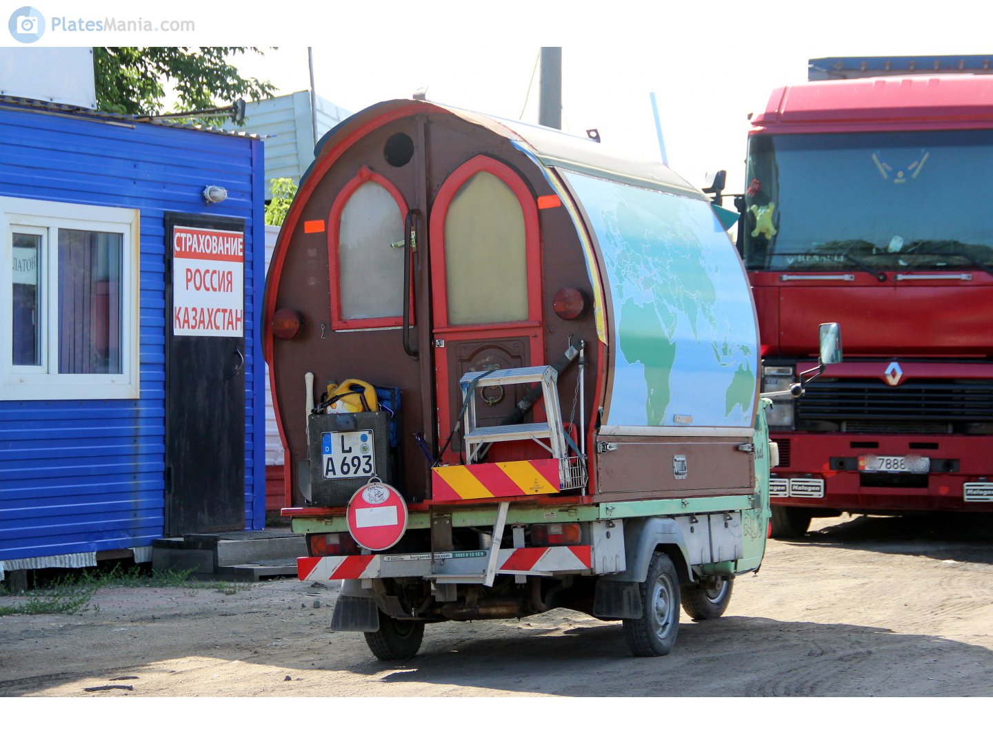 L A 693, Piaggio Ape 