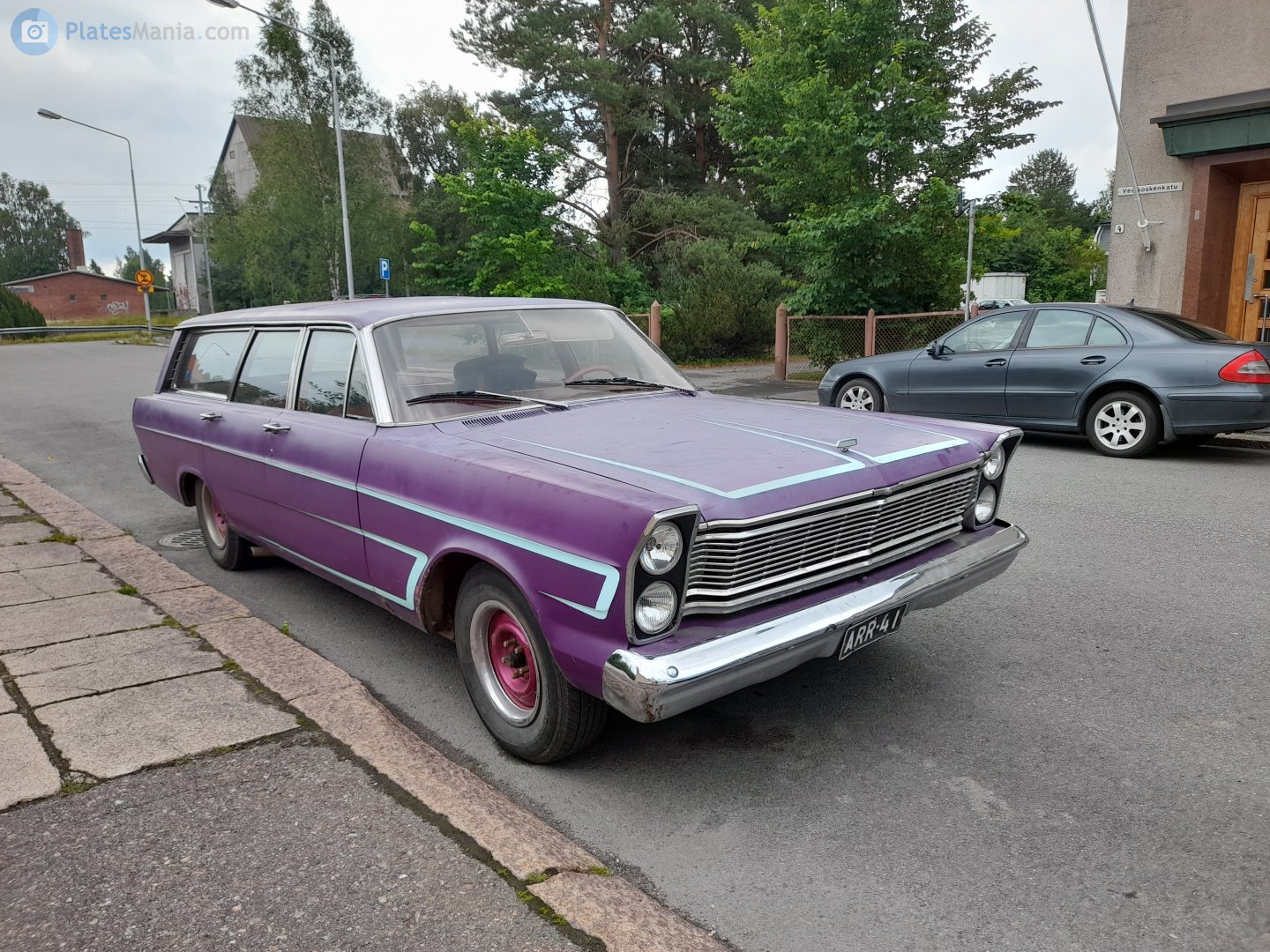 ARR-41, Ford Country Sedan 