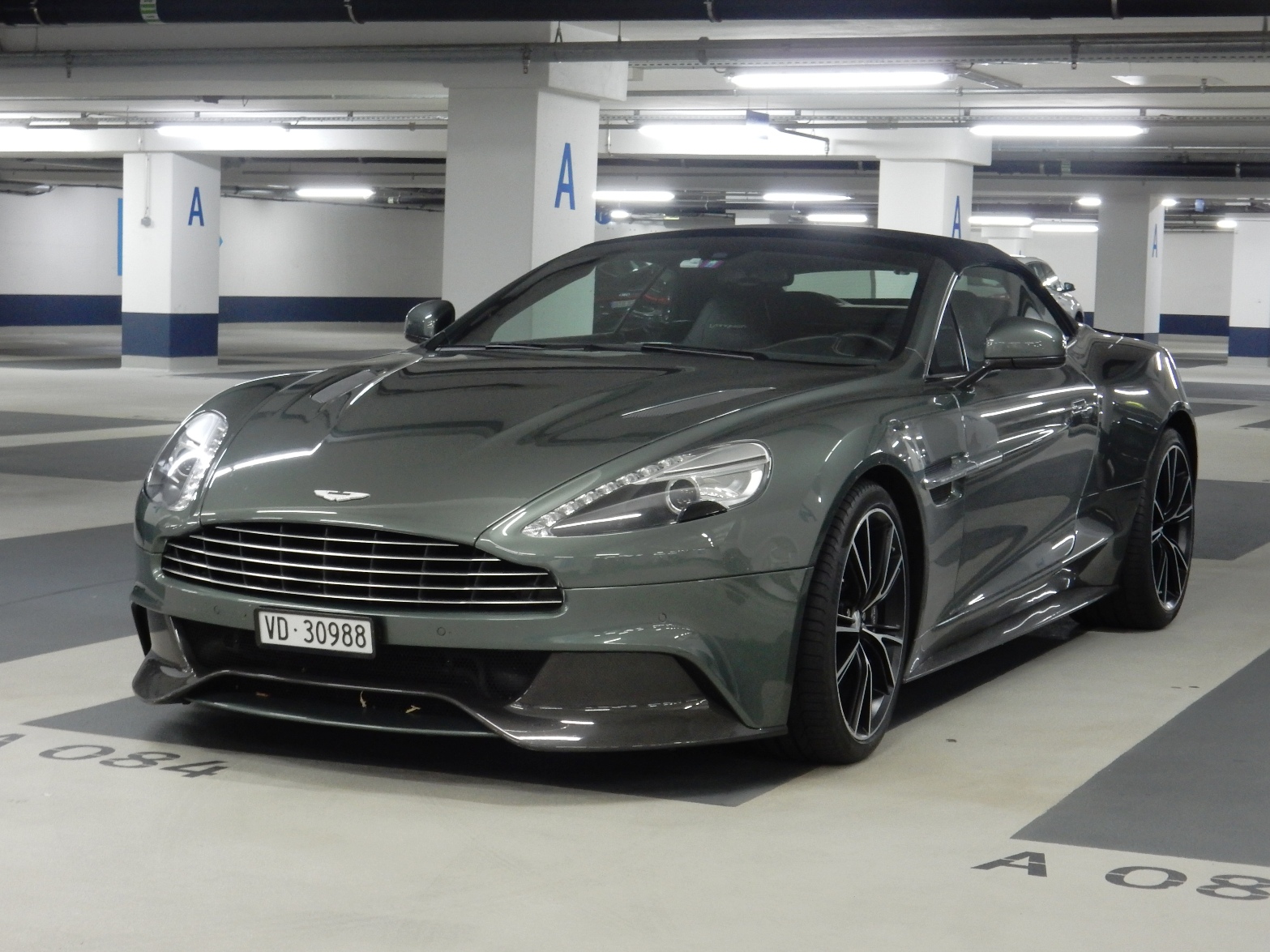 VD 30988, Aston Martin Vanquish 2nd gen Volante, 2013–2018