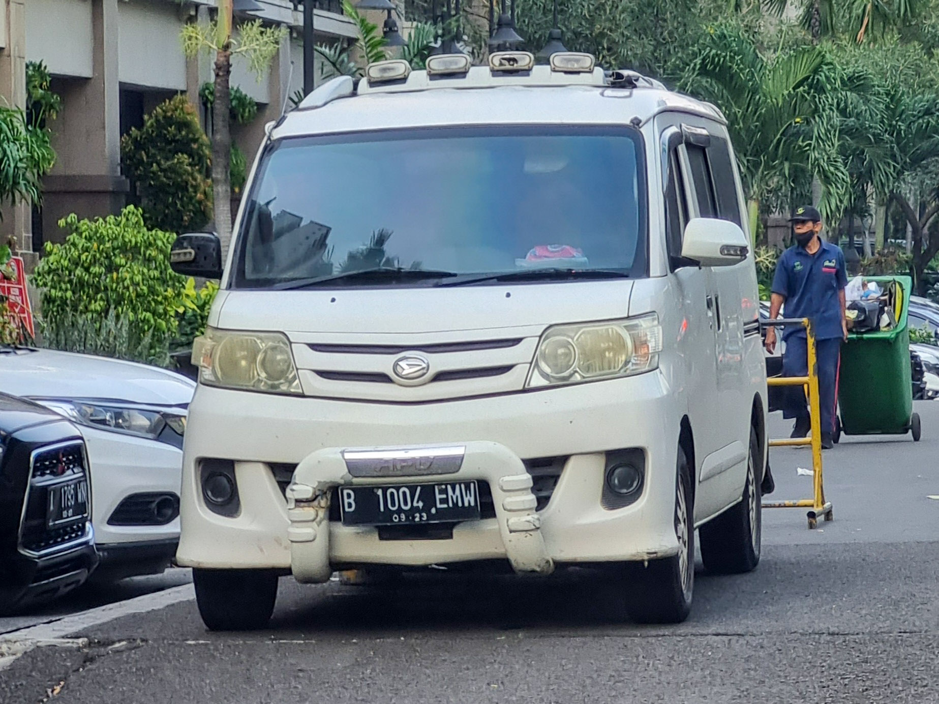 B 1004 EMW, Daihatsu Luxio 1st gen (S400), 2009–