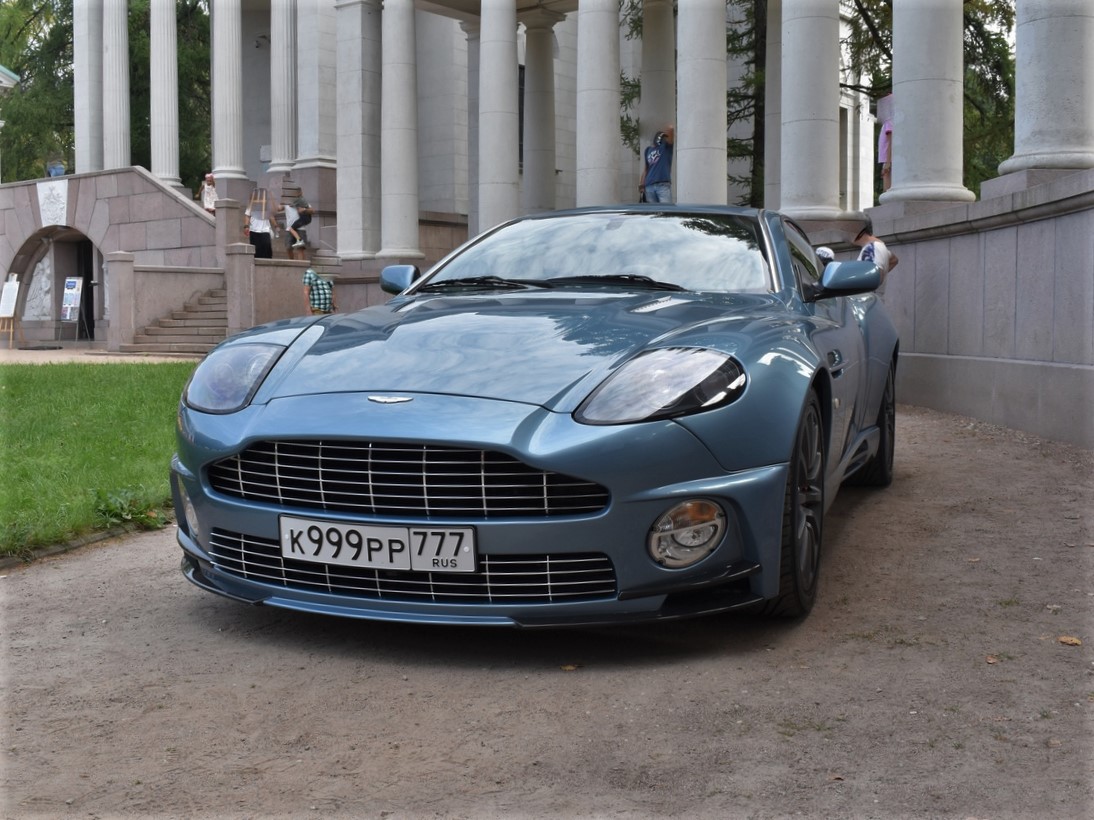 к 999 рр 777, Aston Martin Vanquish 1st gen V12 Vanquish, 2001–2007