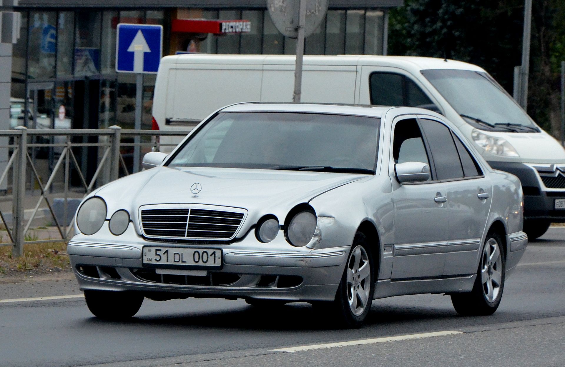 51 DL 001, Mercedes-Benz E-Klasse 2nd gen Sedan (W210), 1995­–2002