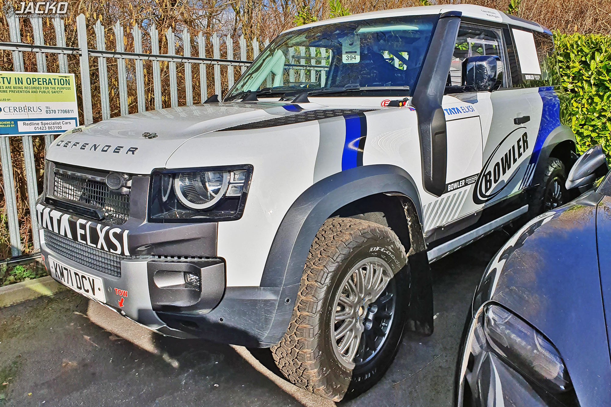 KM71DCV, Land Rover Defender 2nd gen 90