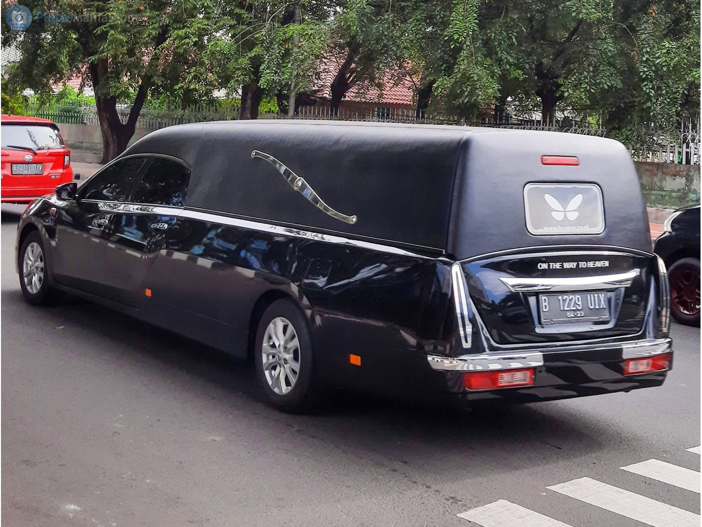 B 1229 UIX, Mitsuoka Galue 5th gen (J32/L33), 2010–2021 (based on Nissan Teana)