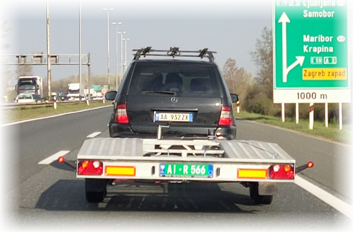 AI R 566, Trailers (2011) 