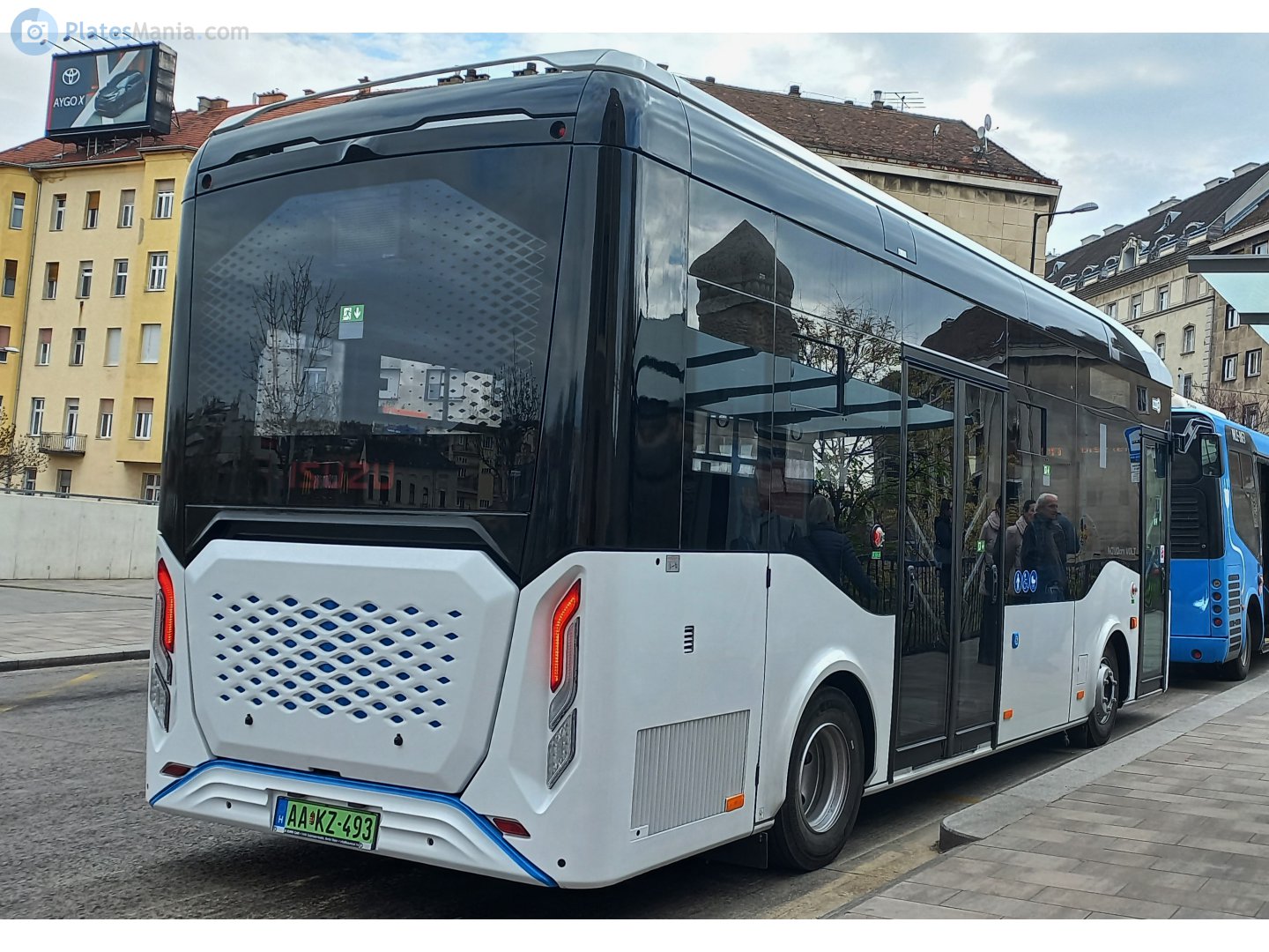 AA KZ-493, Isuzu Novociti Volt 