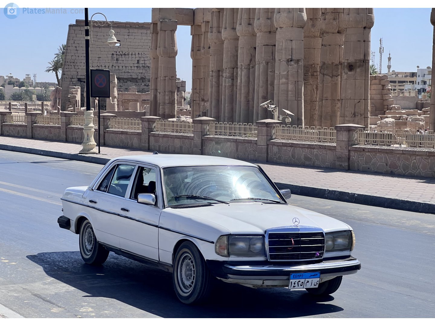 ١٤٢٥ مأى, Mercedes-Benz E-Klasse 200–300 Sedan (W123), 1975­–1986