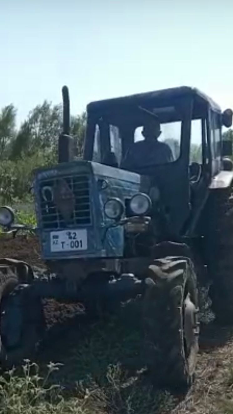 42 T-001, Belarus (MTZ) 80/82 
