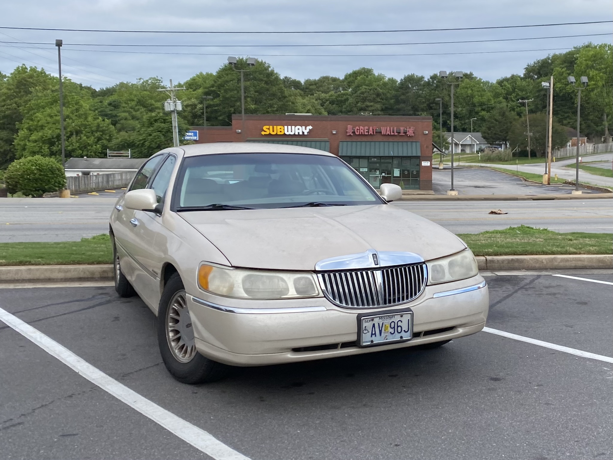 AV 96J, Lincoln Town Car 3rd gen (FN145), 1997–2003