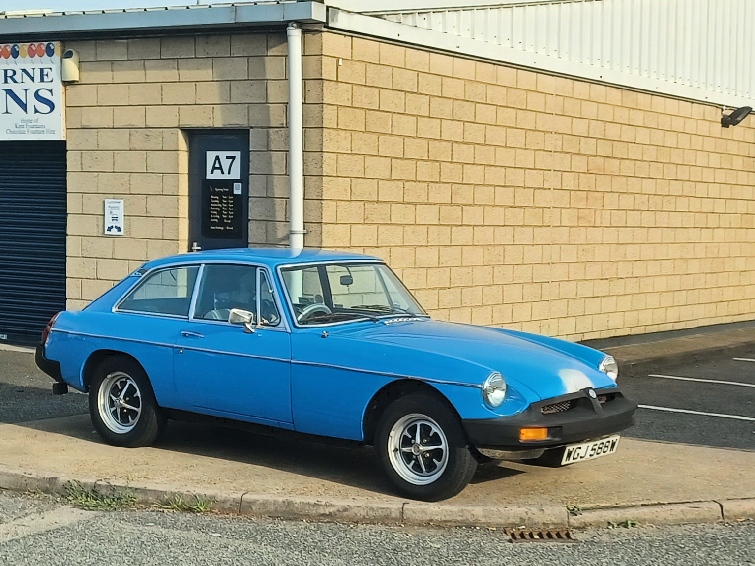 WGJ588W, MG B 1st gen GT Coupé, 1965–1980