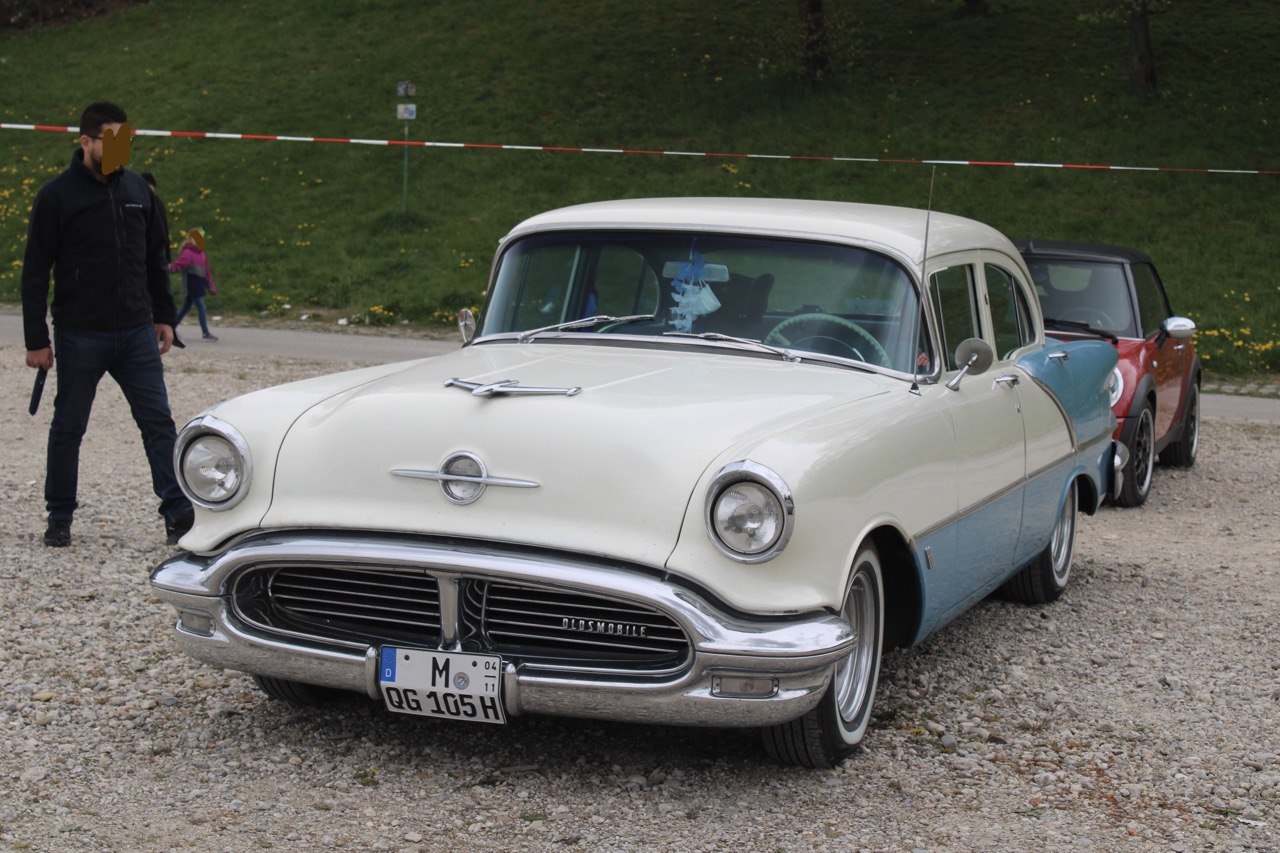 M QG 105H (04/11), Oldsmobile 88 2nd gen 1954 2-door Sedan (3611; B-body), 1953–1954