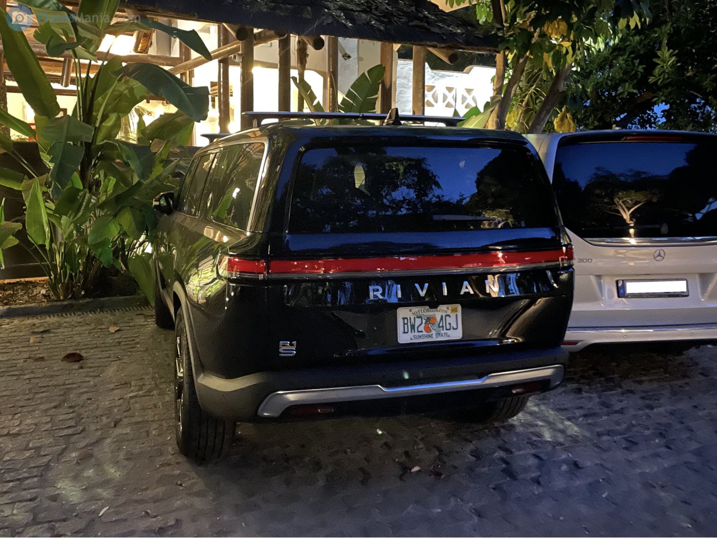 BW2 4GJ, Rivian R1S 1st gen, 2022–