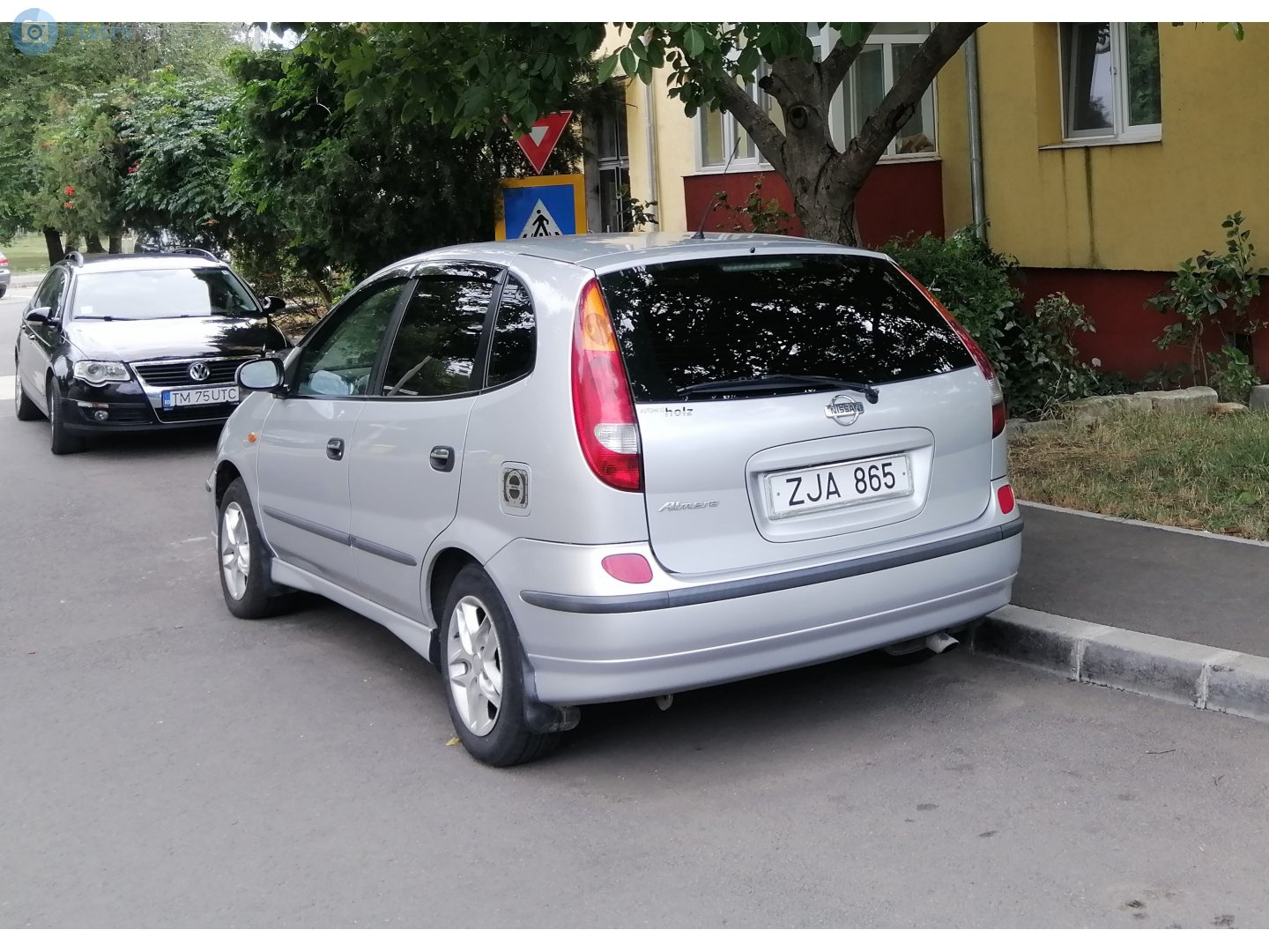 ZJA 865, Nissan Almera Tino 1st gen (V10), 2000–2006