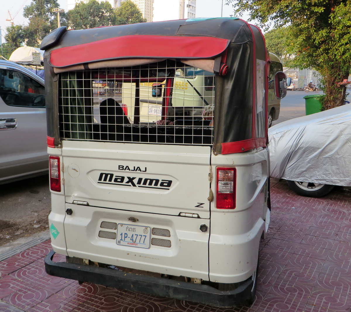 1P-4777, Bajaj Maxima 