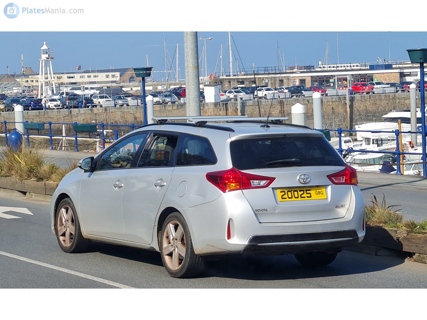 20025, Toyota Auris 2nd gen Touring Sports (E180), 2013–2015