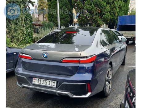 11 SG 111, BMW i7