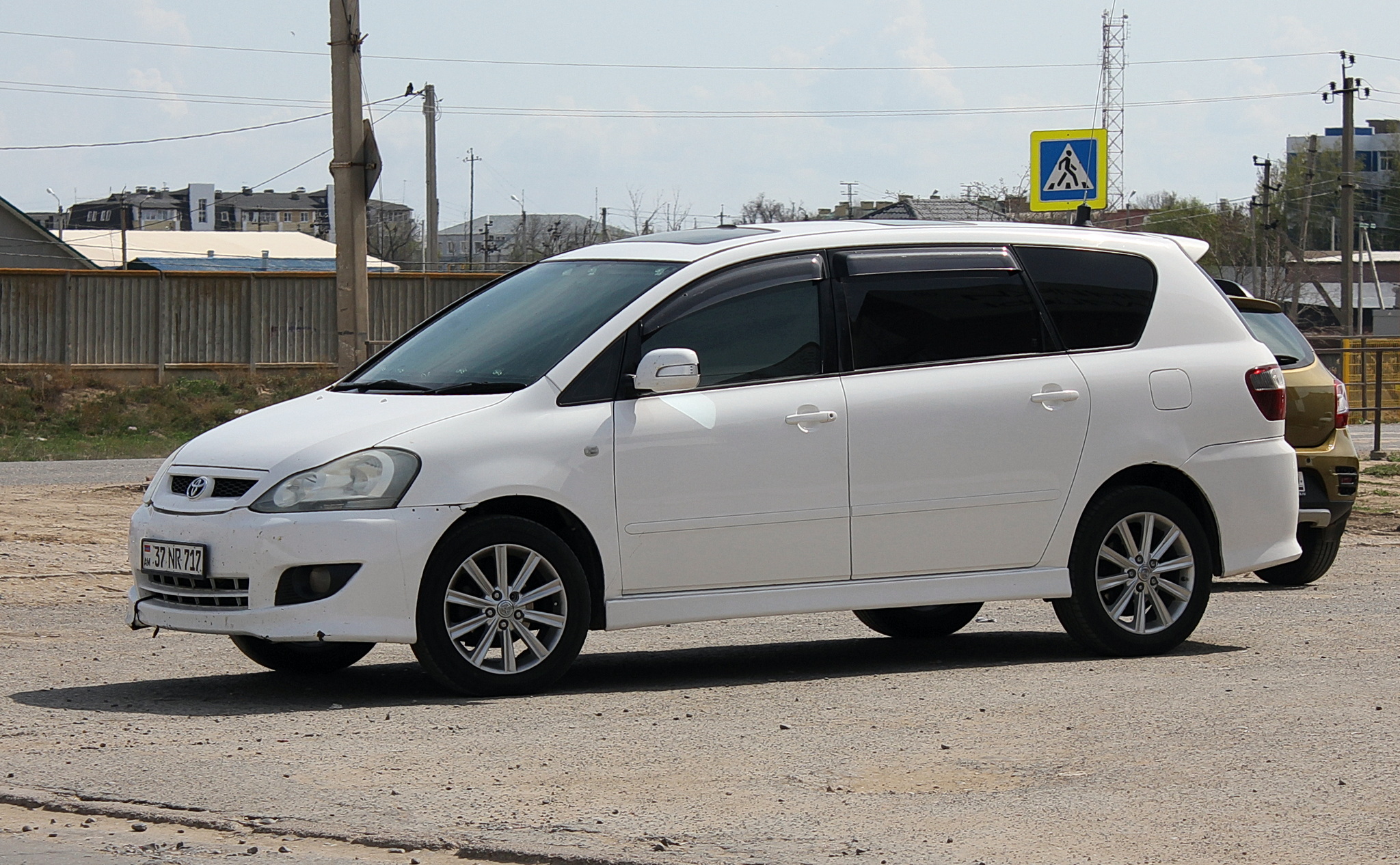 37 NR 717, Toyota Ipsum 2nd gen (M20), 2001–2009