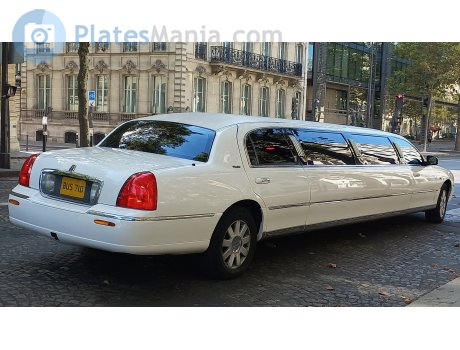 BUS 71D, Lincoln Town Car