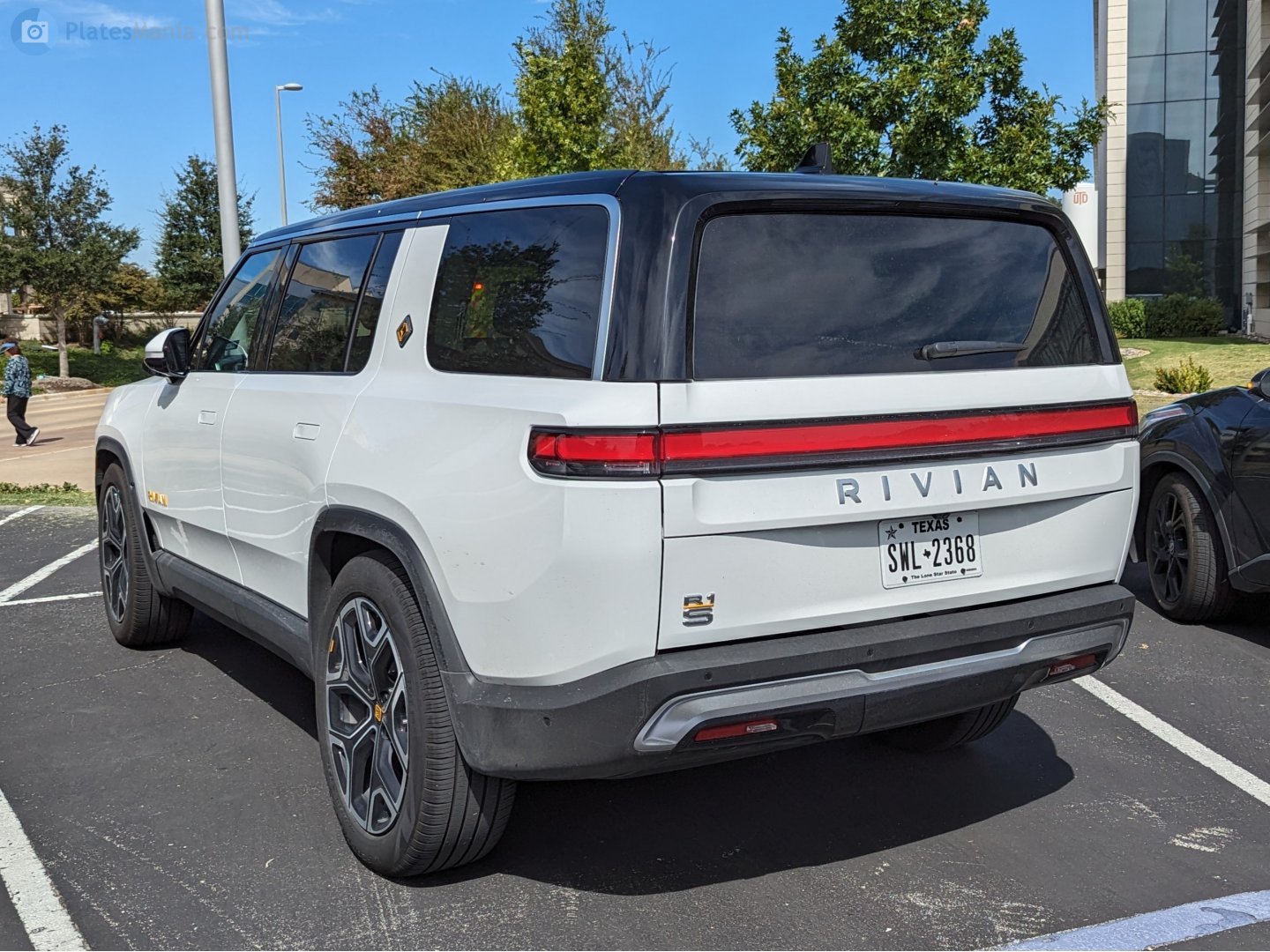 SWL-2368, Rivian R1S 1st gen, 2022–