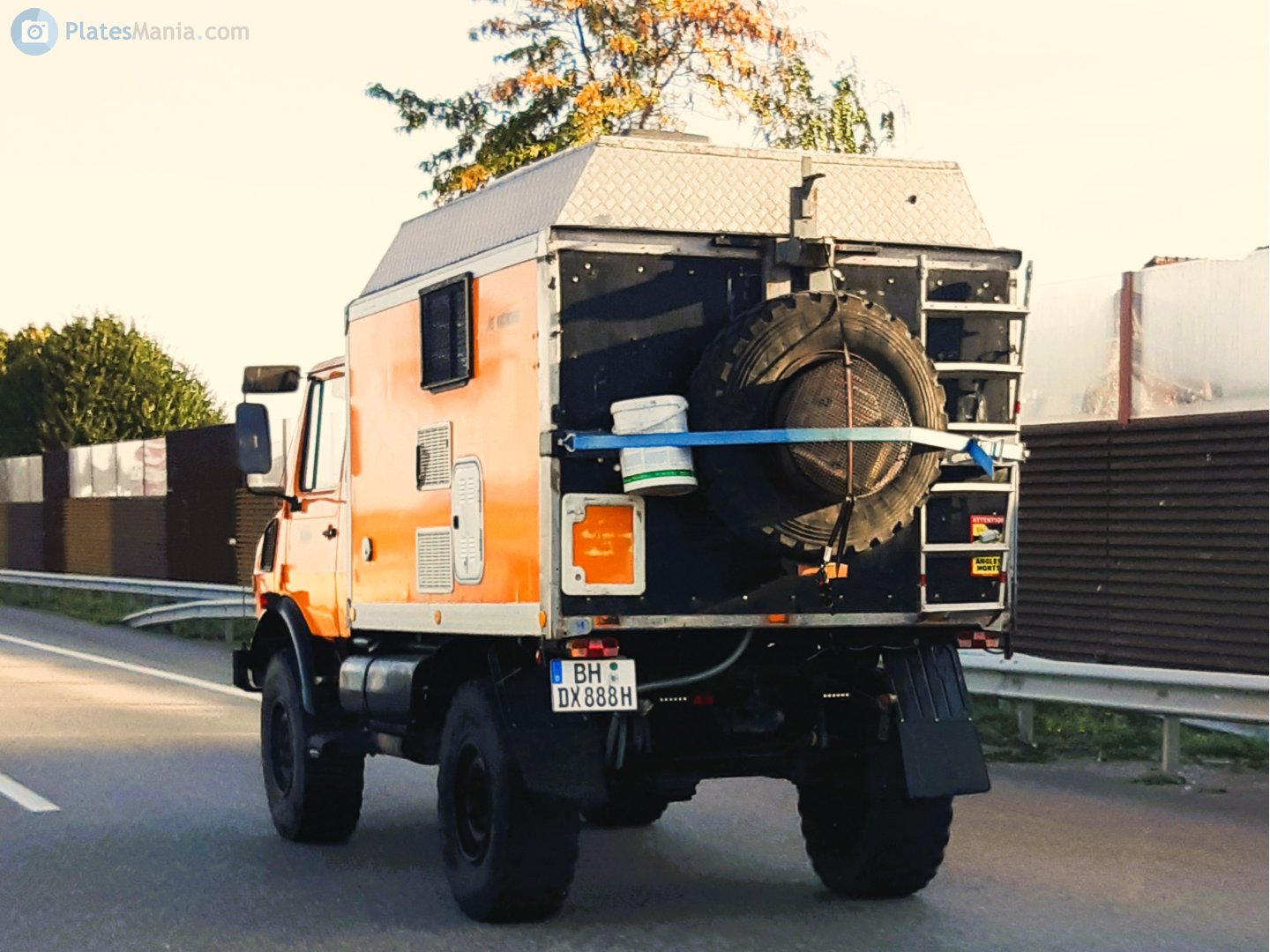 BH DX 888 H, Mercedes-Benz Unimog 