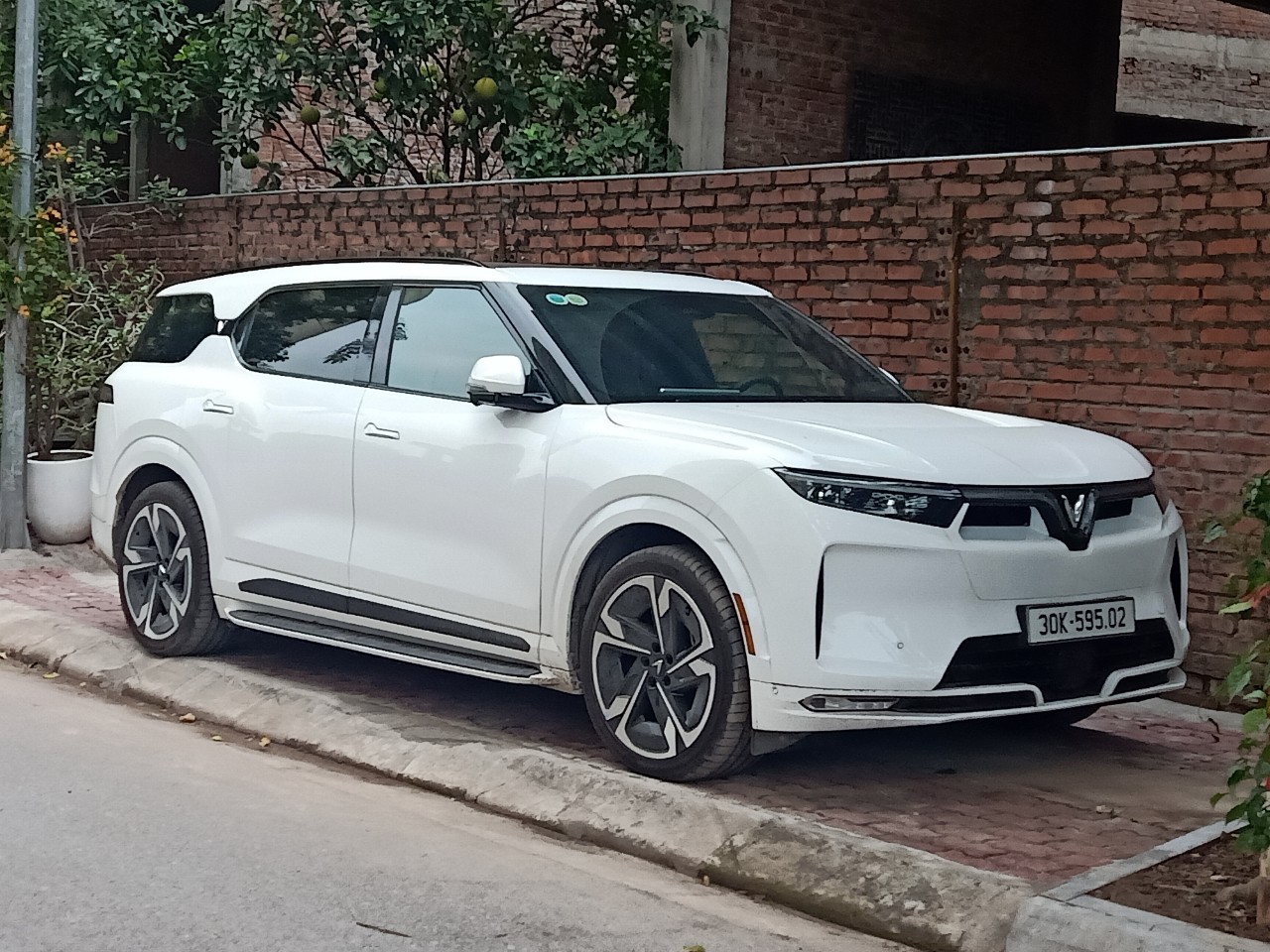 30K-595.02, VinFast VF9 1st gen, 2023–