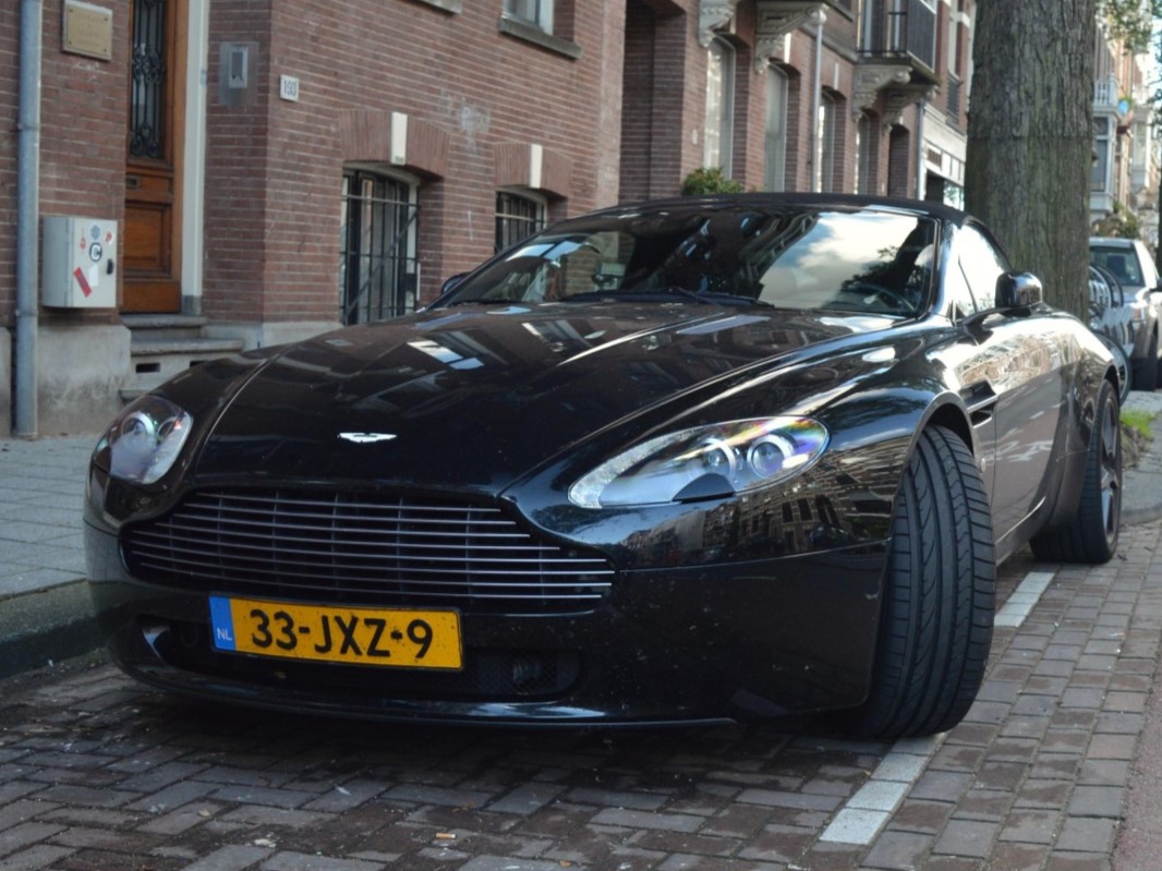 33-JXZ-9, Aston Martin V8 Vantage 