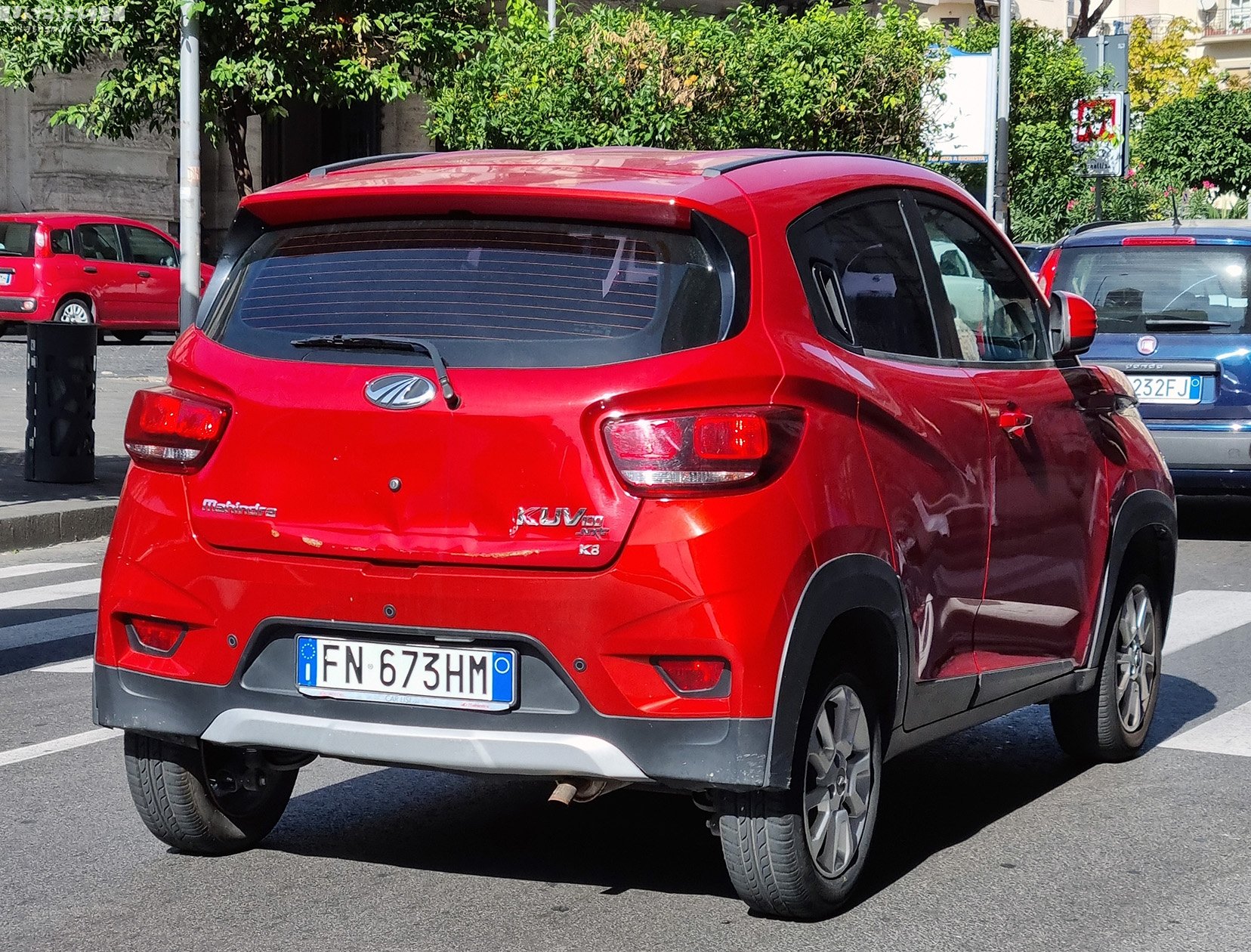 FN 673 HM, Mahindra KUV100 