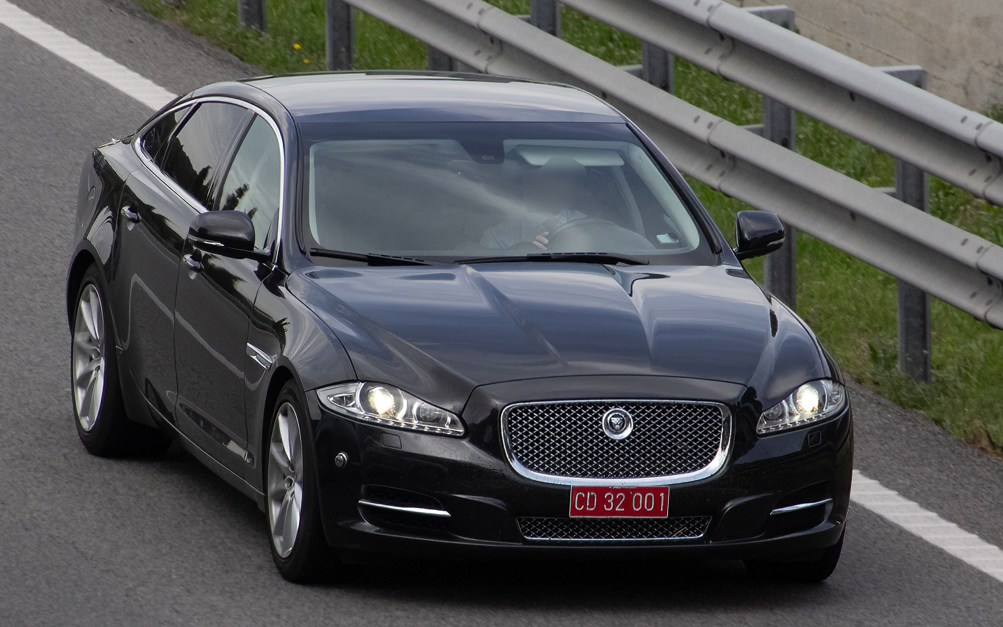 CD 32 001, Jaguar XJ 6th gen (X351), 2009–2019