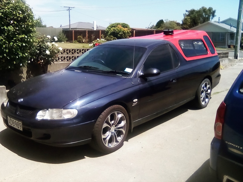 ADB989, Holden Ute 7th gen (VU), 2000–2002