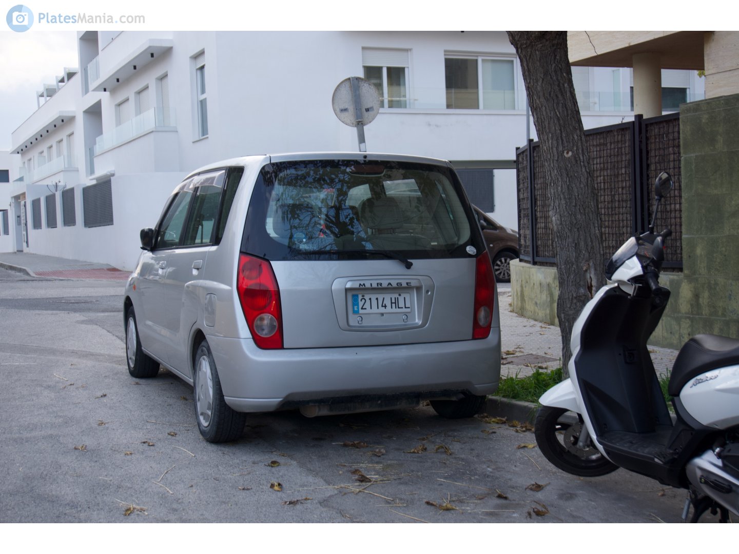 2114 HLL, Mitsubishi Mirage Dingo 1st gen (CQ2A; JP-market), 1998–2002