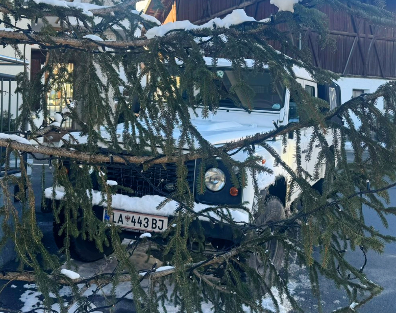 LA 443 BJ, Land Rover Defender 1st gen 110