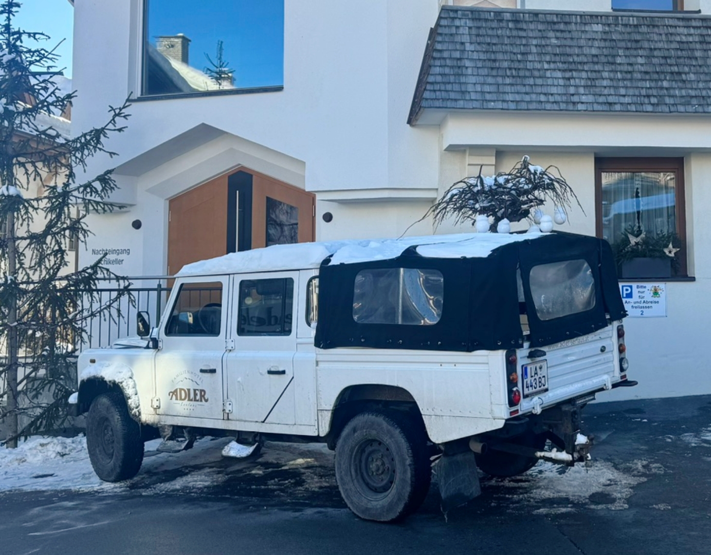 LA 443 BJ, Land Rover Defender 1st gen 110