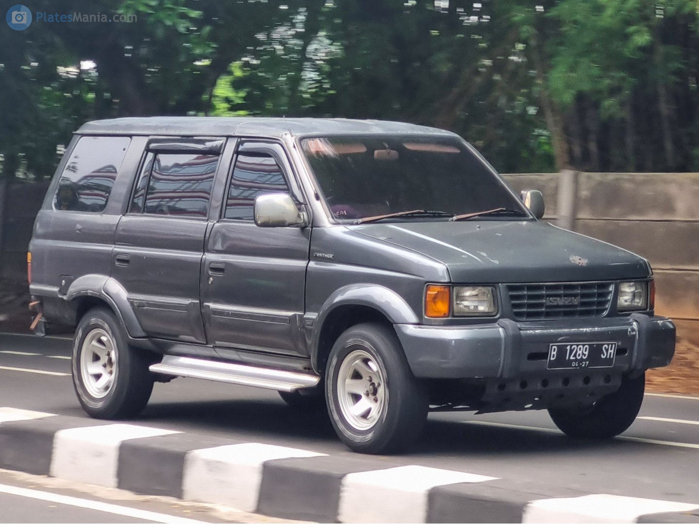 B 1289 SH, Isuzu Panther 