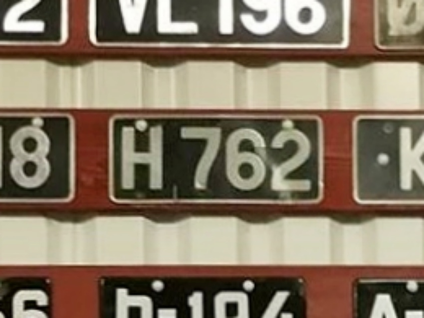 H 762, License plate without vehicle 