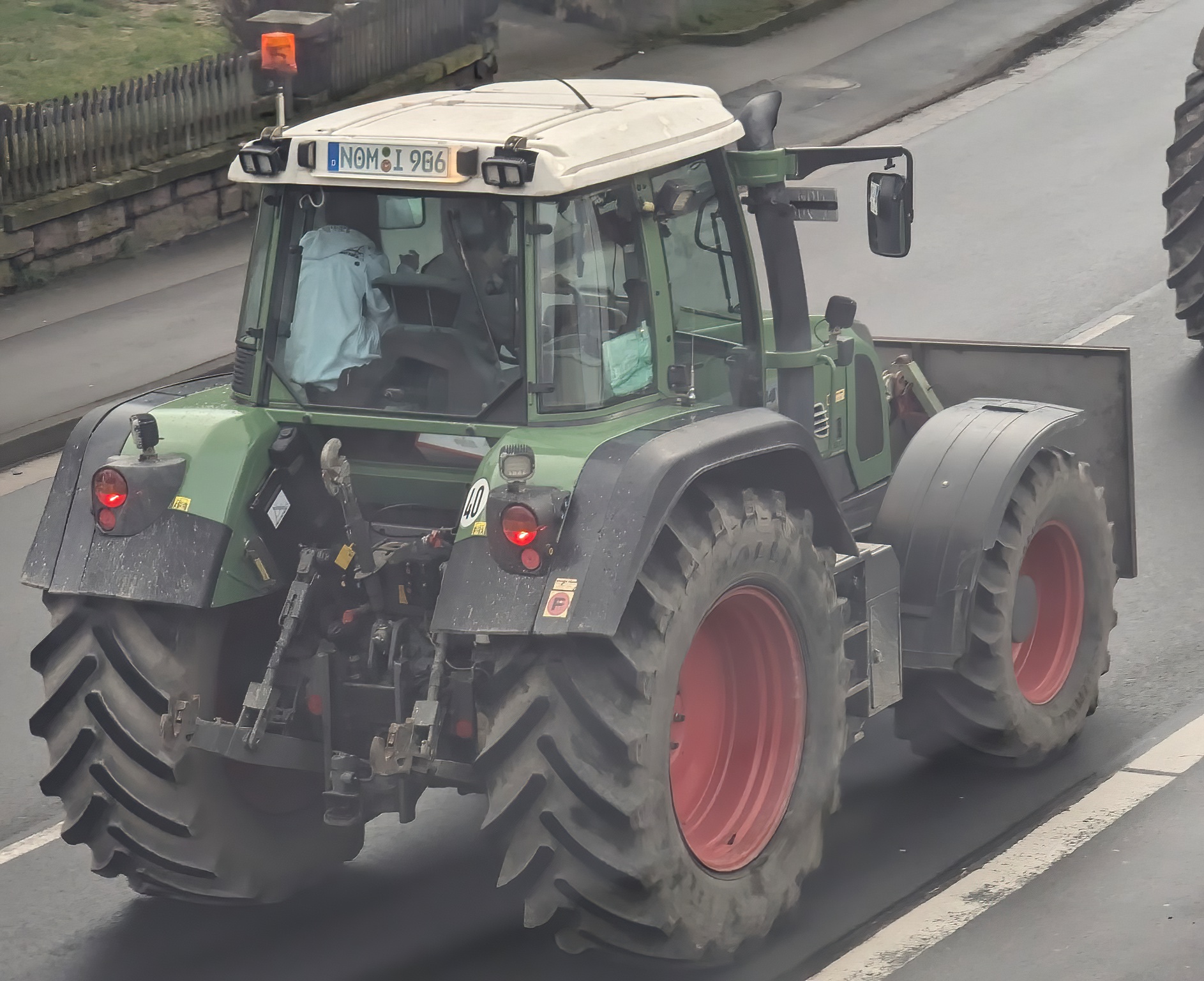 NOM I 906, Fendt 700-Series 
