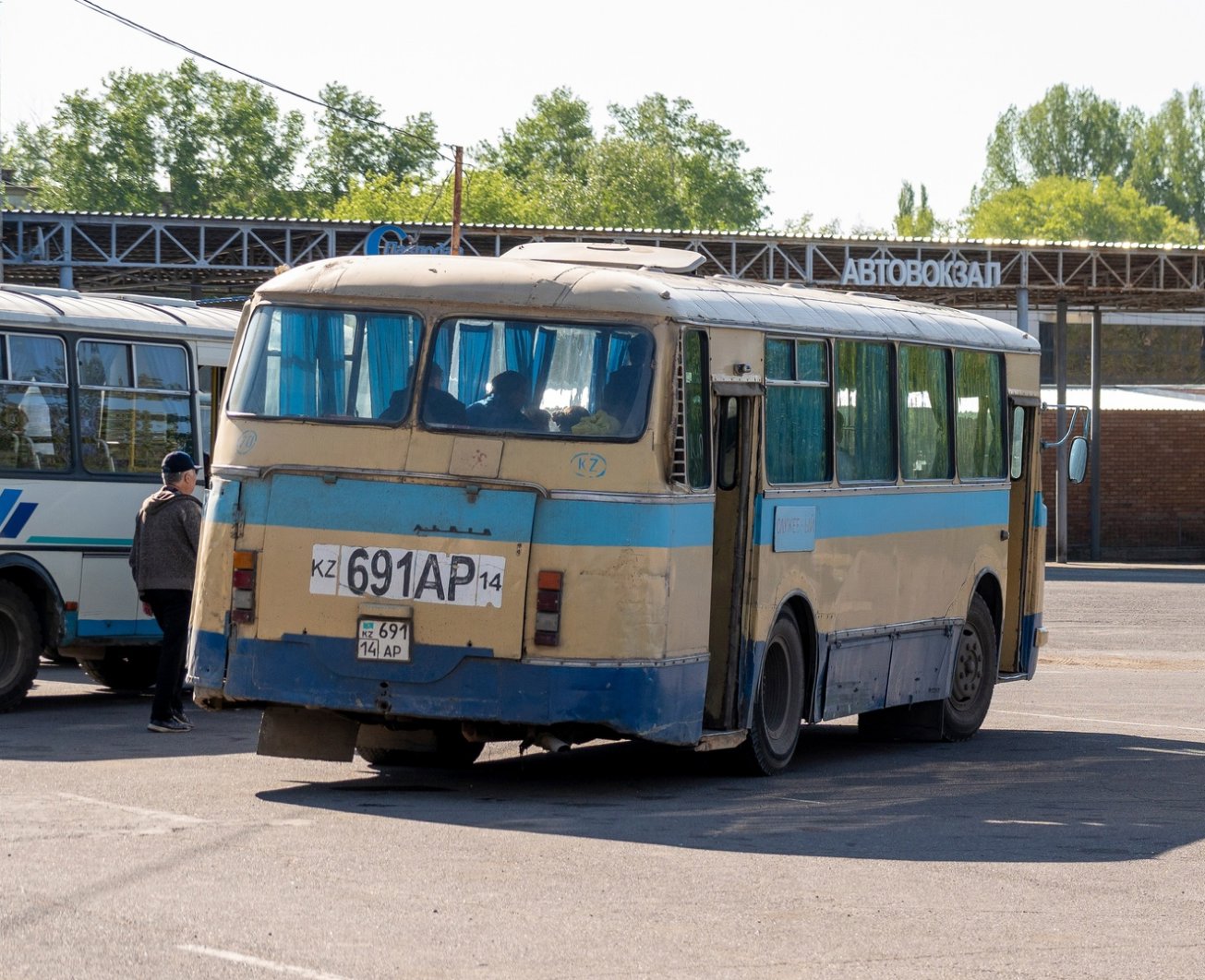 691 AP 14, LAZ 695 695Н, 1976–2010