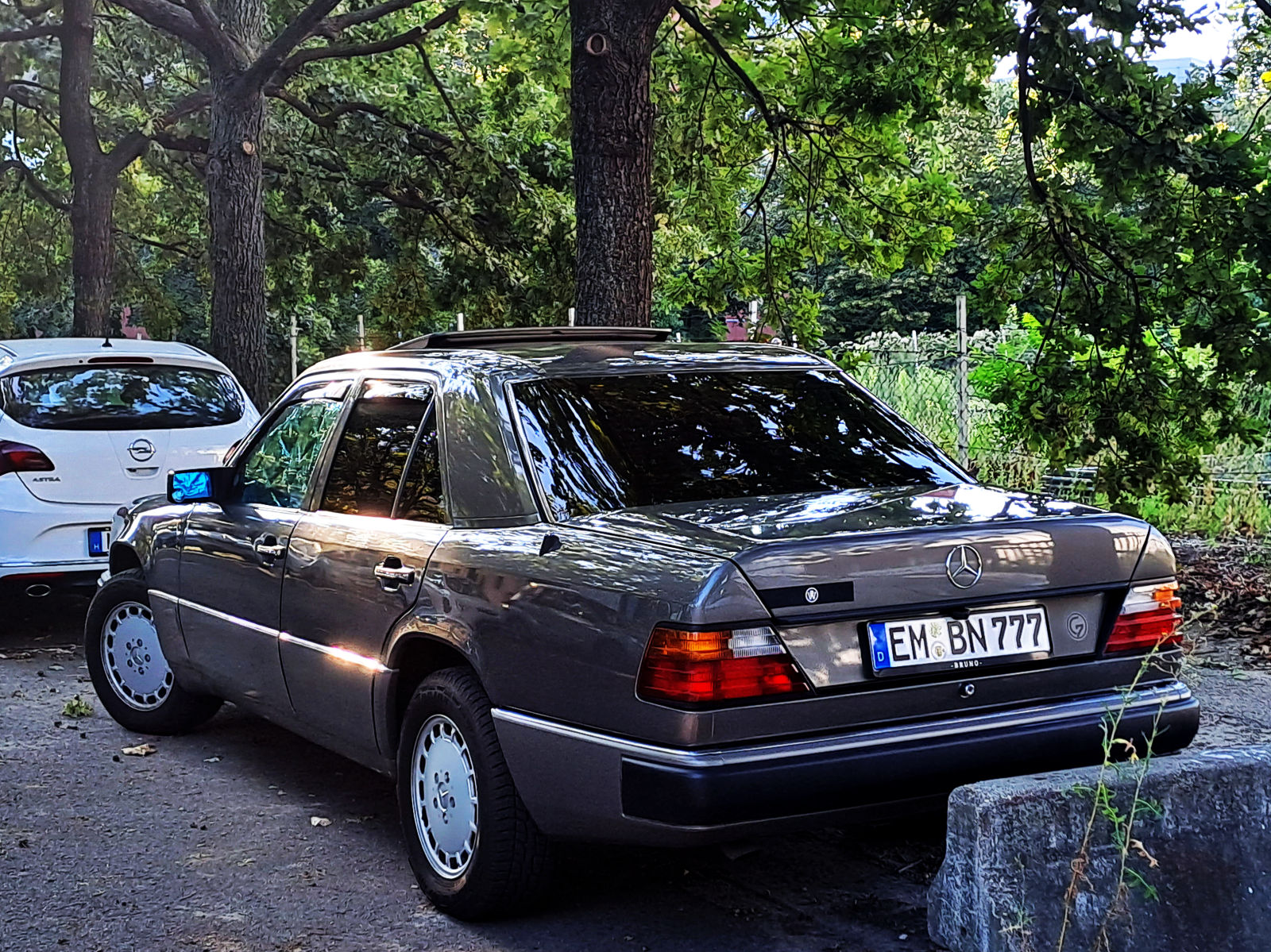 EM BN 777, Mercedes-Benz E-Klasse 1st gen Sedan (W124), 1984­–1995