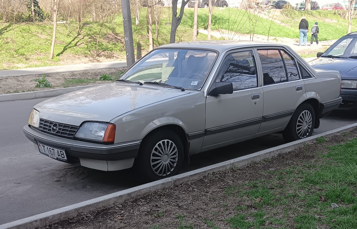 T 167 AB, Opel Rekord 5th gen Sedan (E2), facelift, 1982–1986