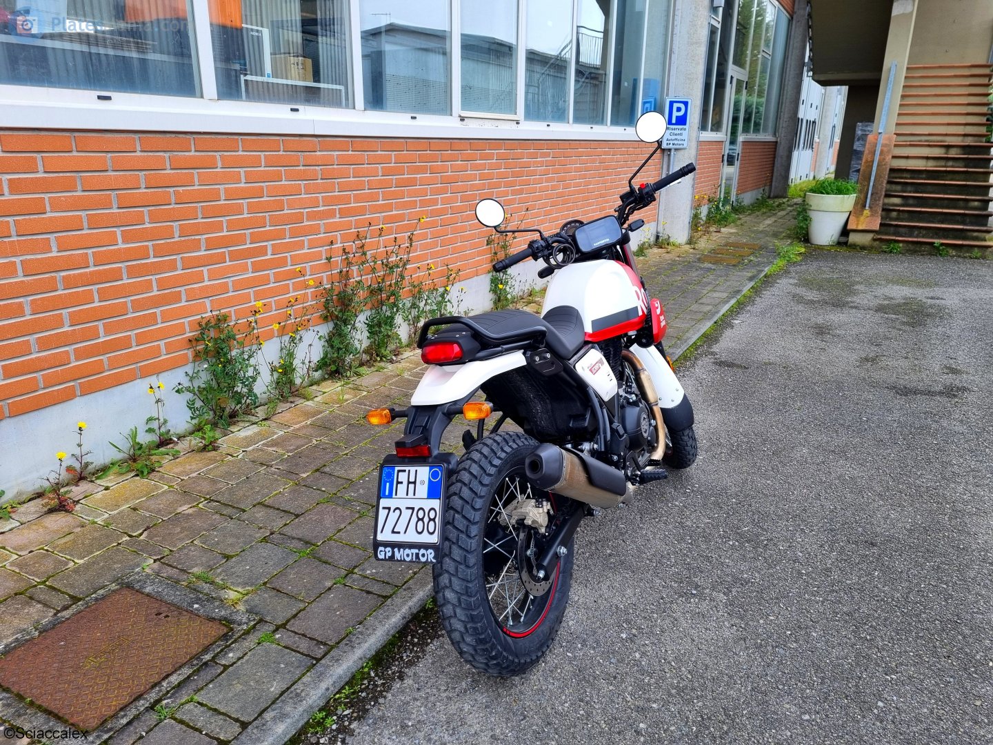 FH 72788, Royal Enfield Scram 