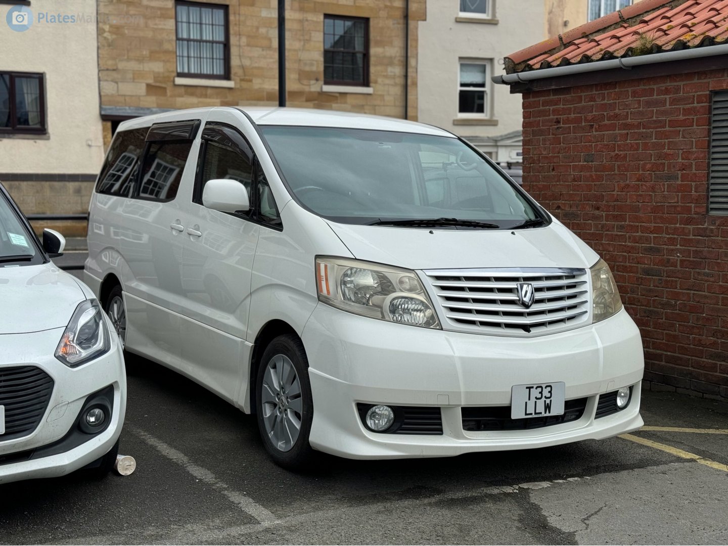 T33LLW, Toyota Alphard 1st gen (G/V) (AH10), 2002–2008