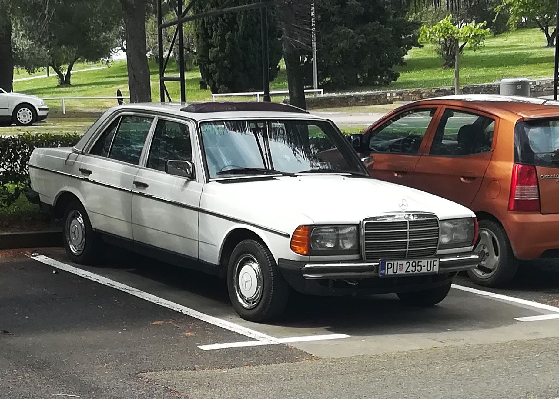 PU 295-UF, Mercedes-Benz E-Klasse 200–300 Sedan (W123), 1975­–1986