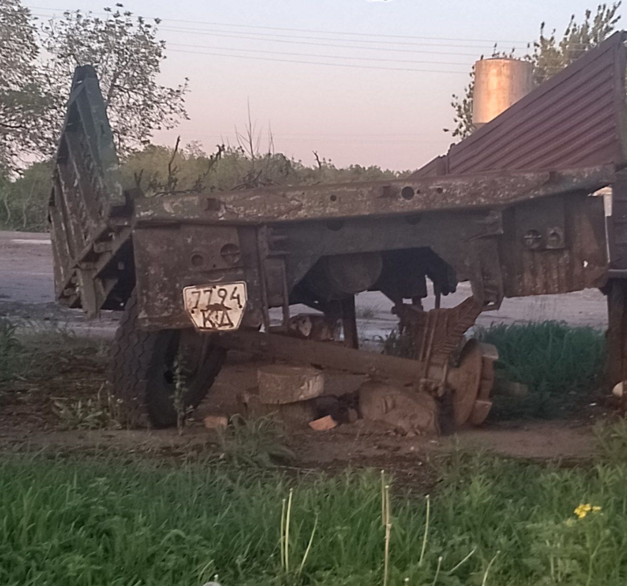 7794 КД, Trailers (1977) 