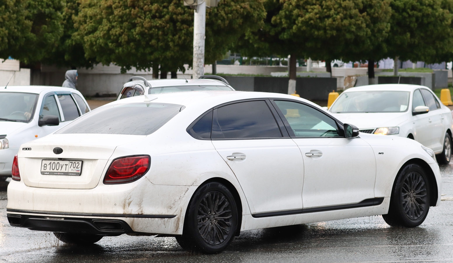 в 100 ут 702, Kia K900 